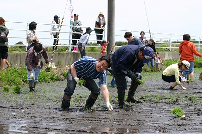 5月16日　名取市飯野坂で田植え