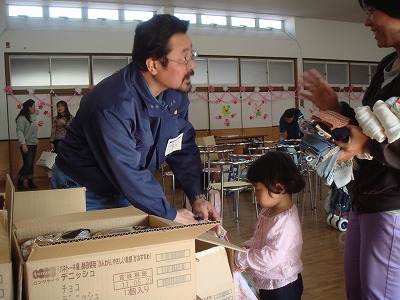 4月15日　名取市の名取幼稚園へ救援物資を．．．