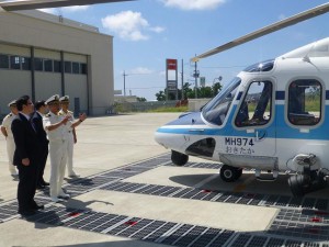 石垣航空基地所属のヘリコプターを視察する西村副大臣