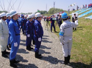 水防工法を視察する西村副大臣