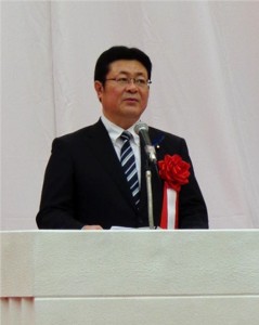 開会式で祝辞を述べる西村副大臣 （国立オリンピック記念青少年総合センター）